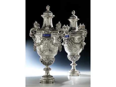 Paar große dekorative Vasen im klassizistischen Stil